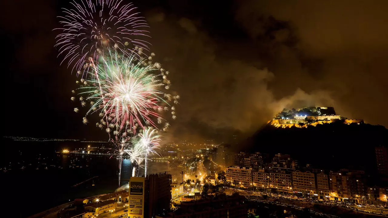 Bålene i Alicante fra innsiden