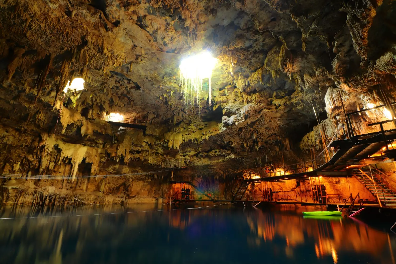 Între stalactite și stalagmite.