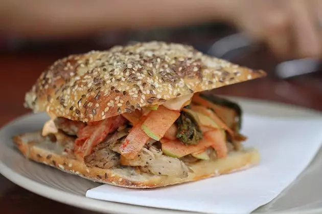 Apel babi yang menarik dan sandwich kimchi