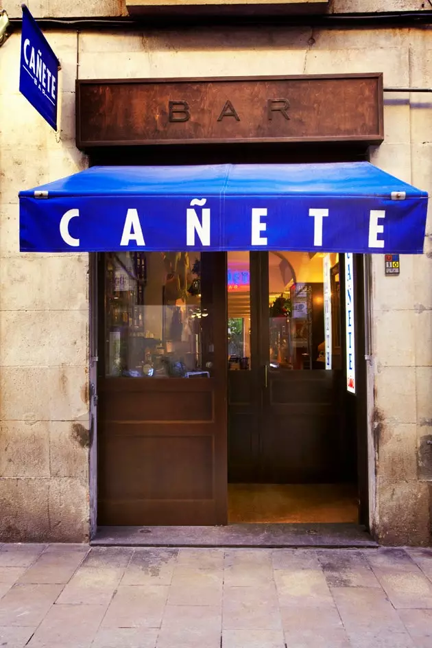 Barcelone l'un des vermouths et des tapas