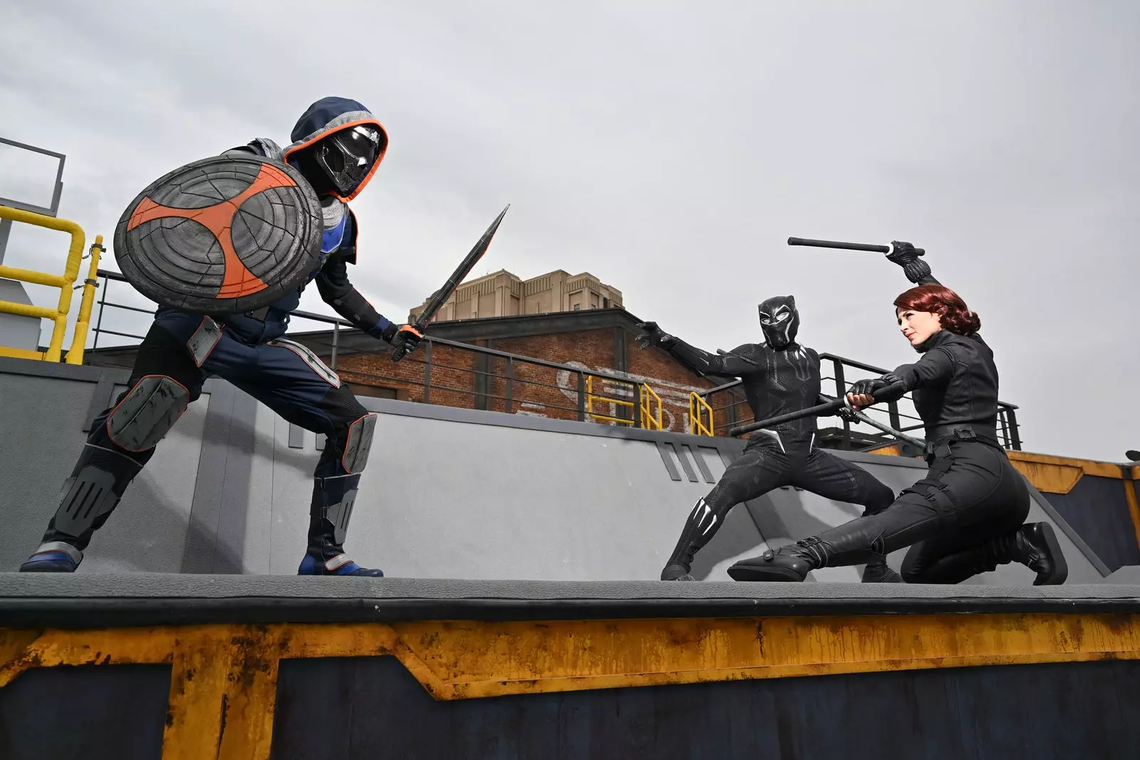 Nos telhados do Avenger Campus na Disneyland Paris, a Viúva Negra e o Pantera Negra lutam contra o Treinador.