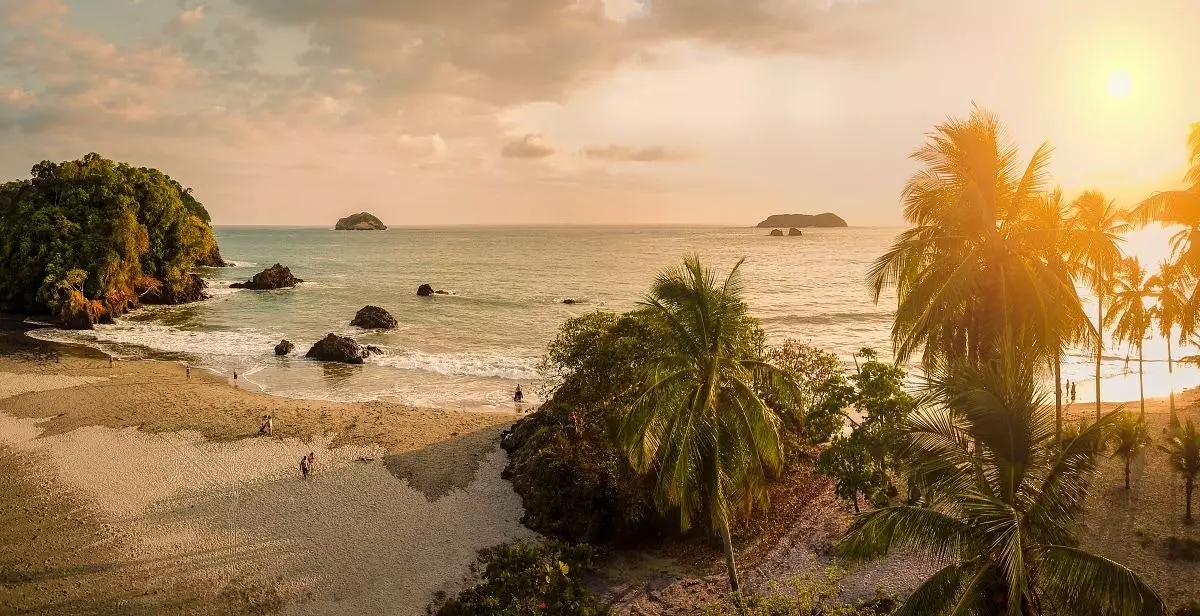 Solnedgang på stranden i Costa Rica.