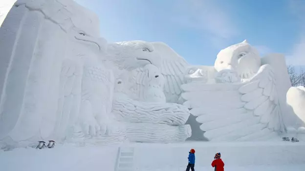 Ice and snow sculptures invade a Japanese city