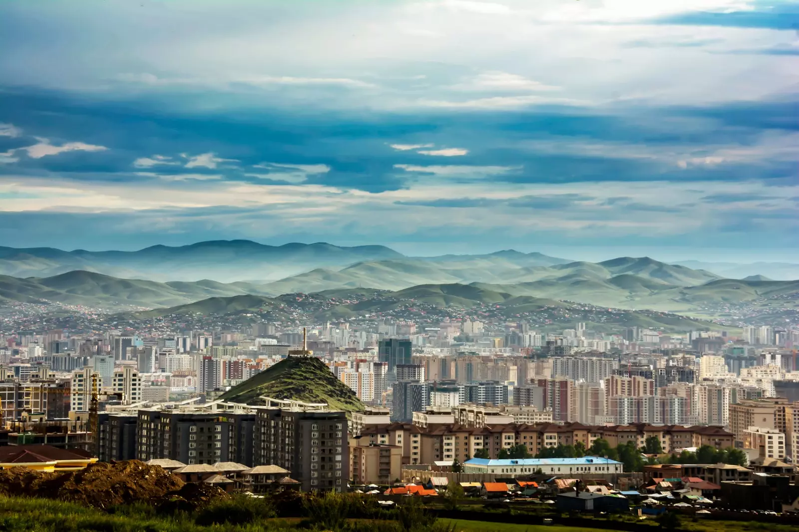 Et ginn och Yurten nieft de Wolkenkratzer vun Ulaanbaatar.