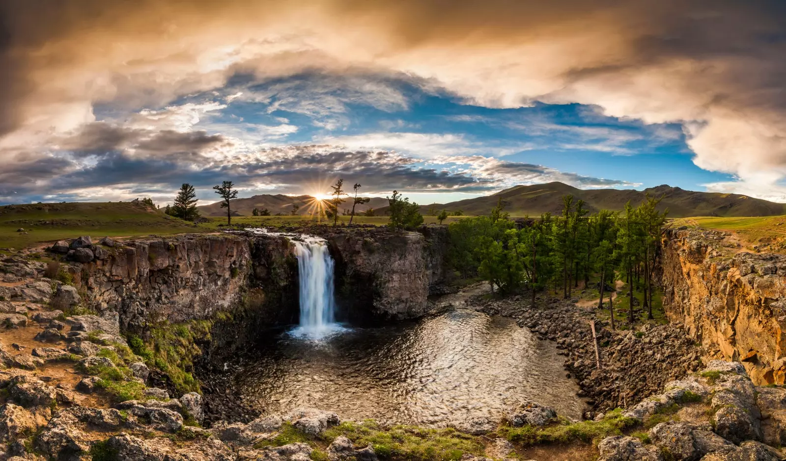 Orjonflodens vattenfall ser ut som en filmscene.