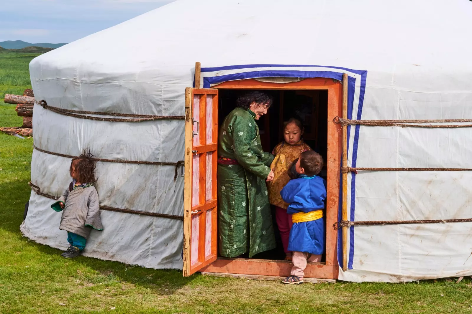 Pengembara Mongolia akan dengan senang hati mengundang Anda untuk bermalam di yurt mereka.