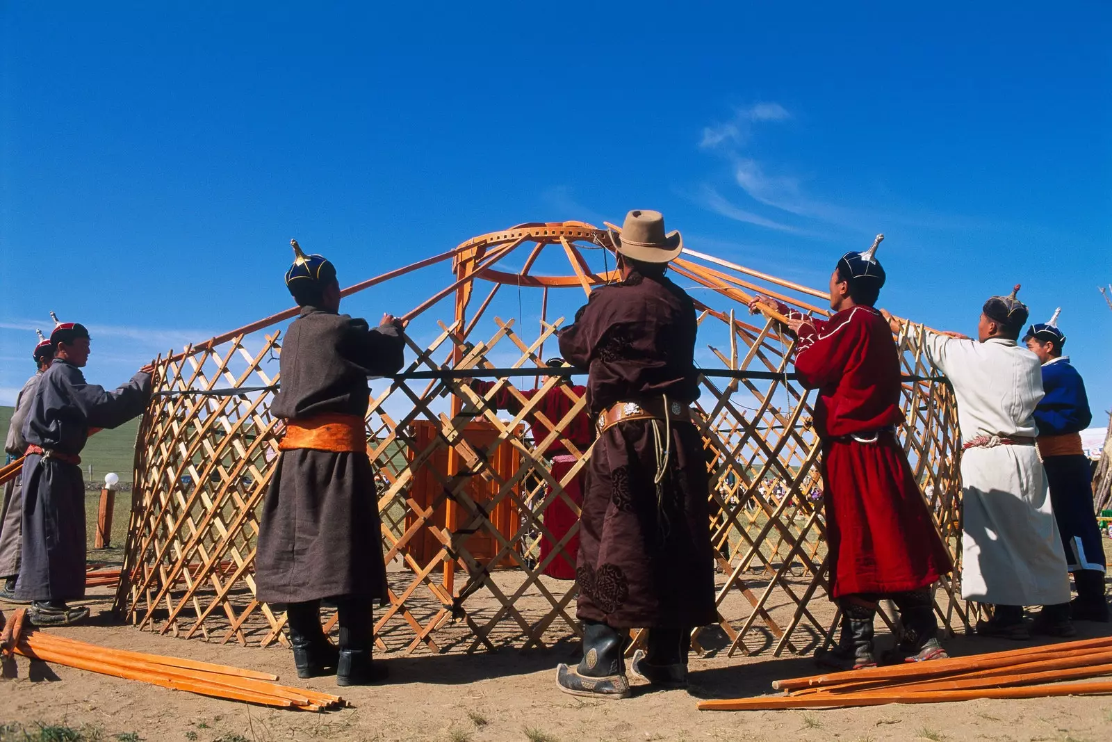 Mongoolse nomaden bouwen een yurt.