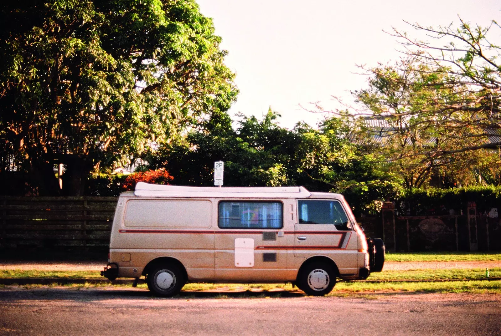 Kamper kombi parkiran u ulici Butler u Byron Bayu