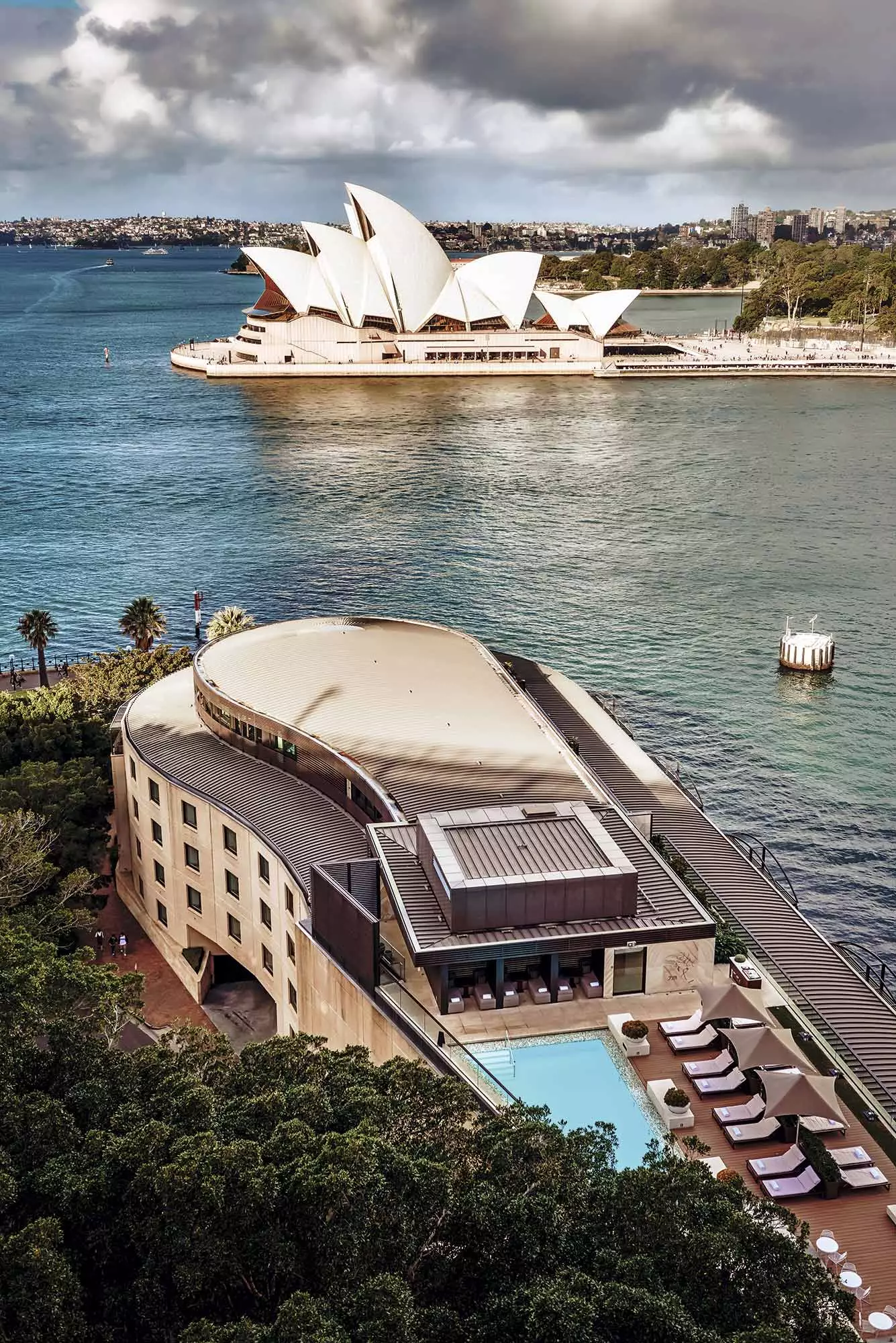 A Opera House da ponte com o hotel Park Hyatt em primeiro plano