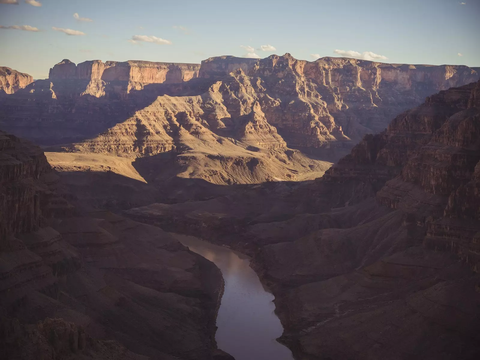 Het almachtige uitzicht op de Grand Canyon vanuit een helikopter