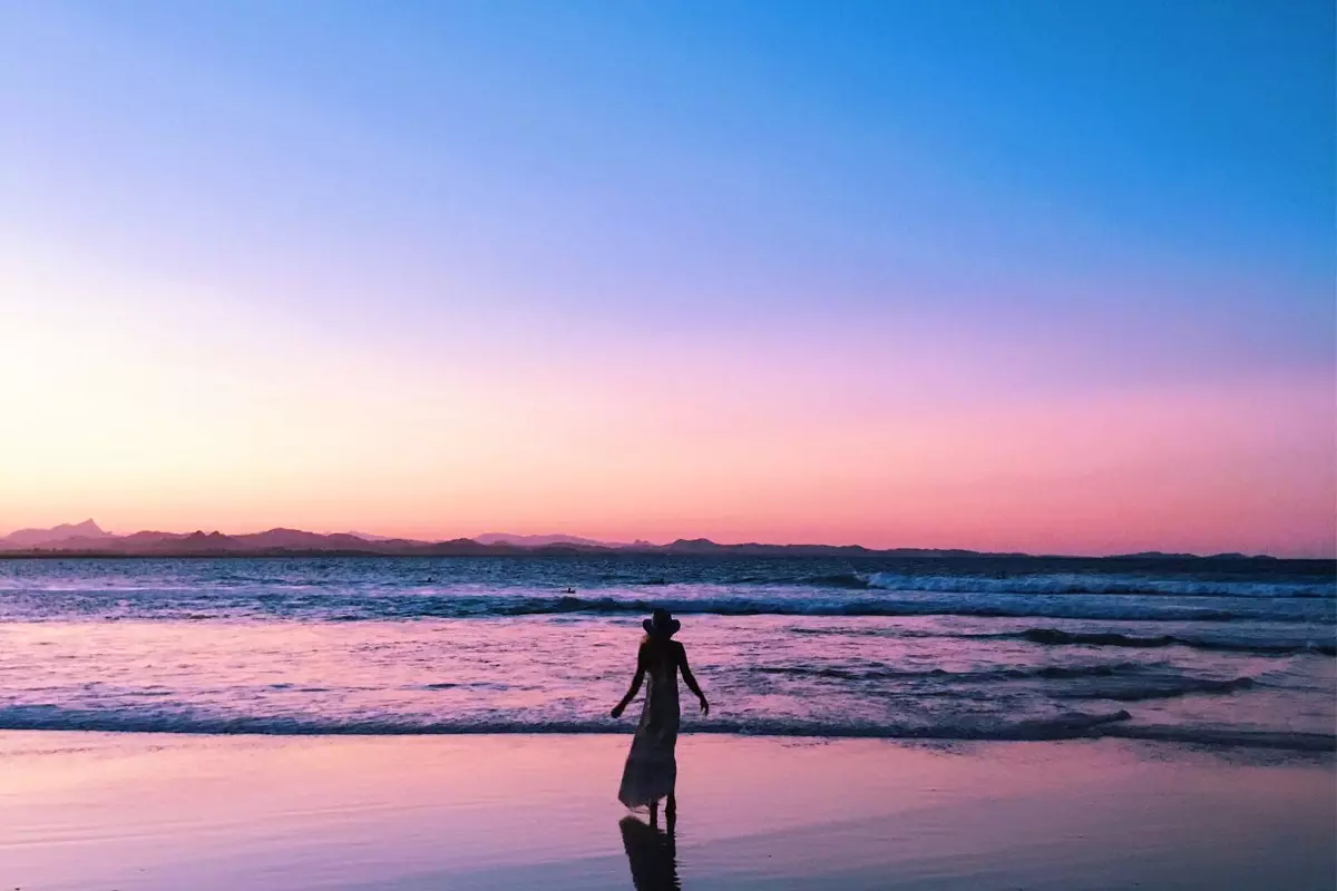 Helen Janneson sur l'une des plages de Byron Bay en Australie occidentale