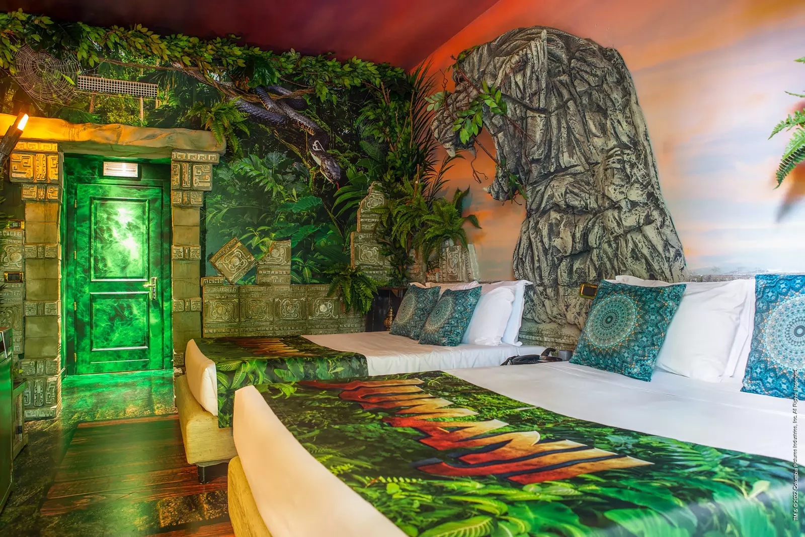 La chambre à thème Jumanji de l'hôtel Gardaland avec des motifs de jungle et de ruines antiques.