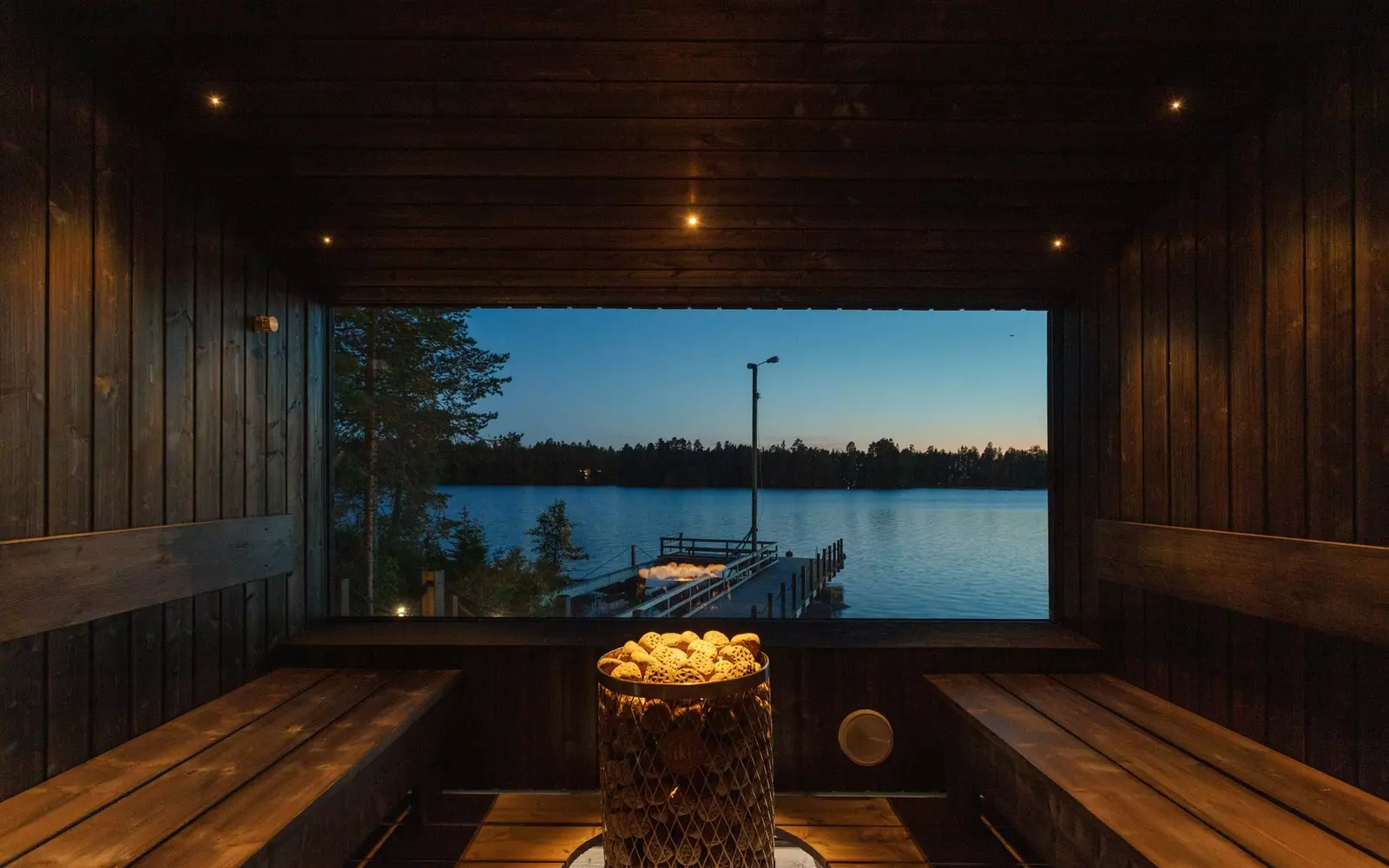 The complex and the sauna offer unique views of the lake