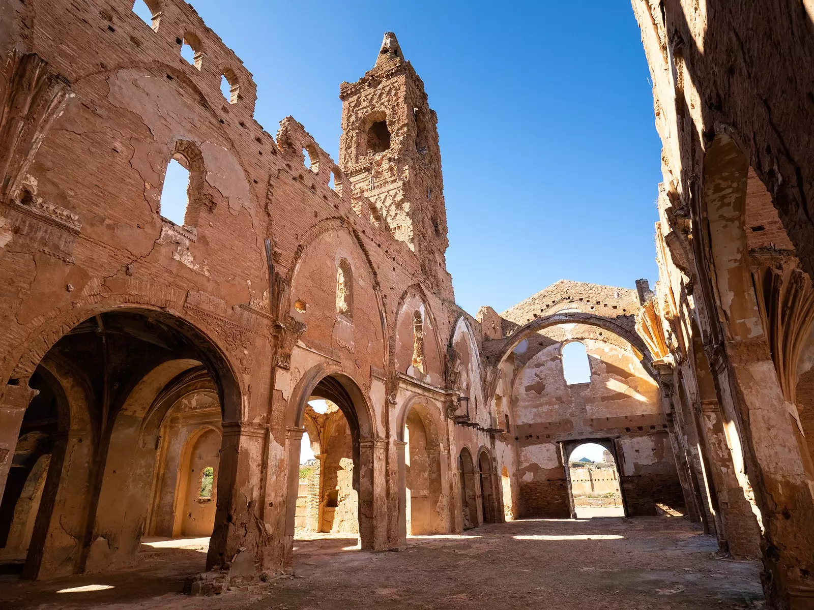 Salapärase minevikuga Belchite mahajäetud linn.