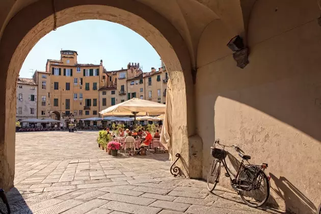 Lucca dengan sepeda Tuscan Blue Summer