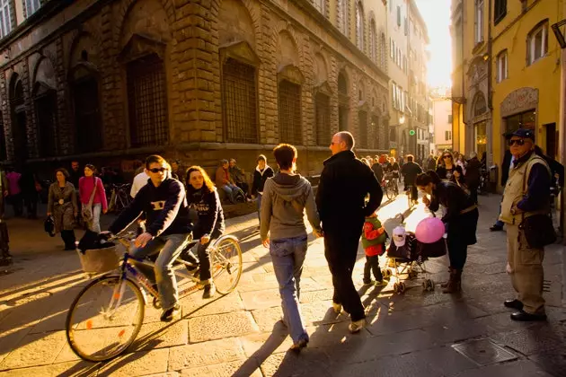 Lucca mit dem Fahrrad der toskanische blaue Sommer