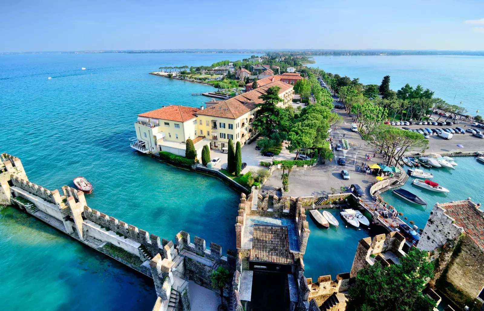 Sirmione'nin tarixi mərkəzi Lago di Garda'ya doğru uzanır.