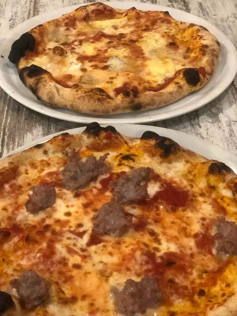 Domácí individuální pizzy z Pizzerie San Benedetto v Desenzano del Garda.