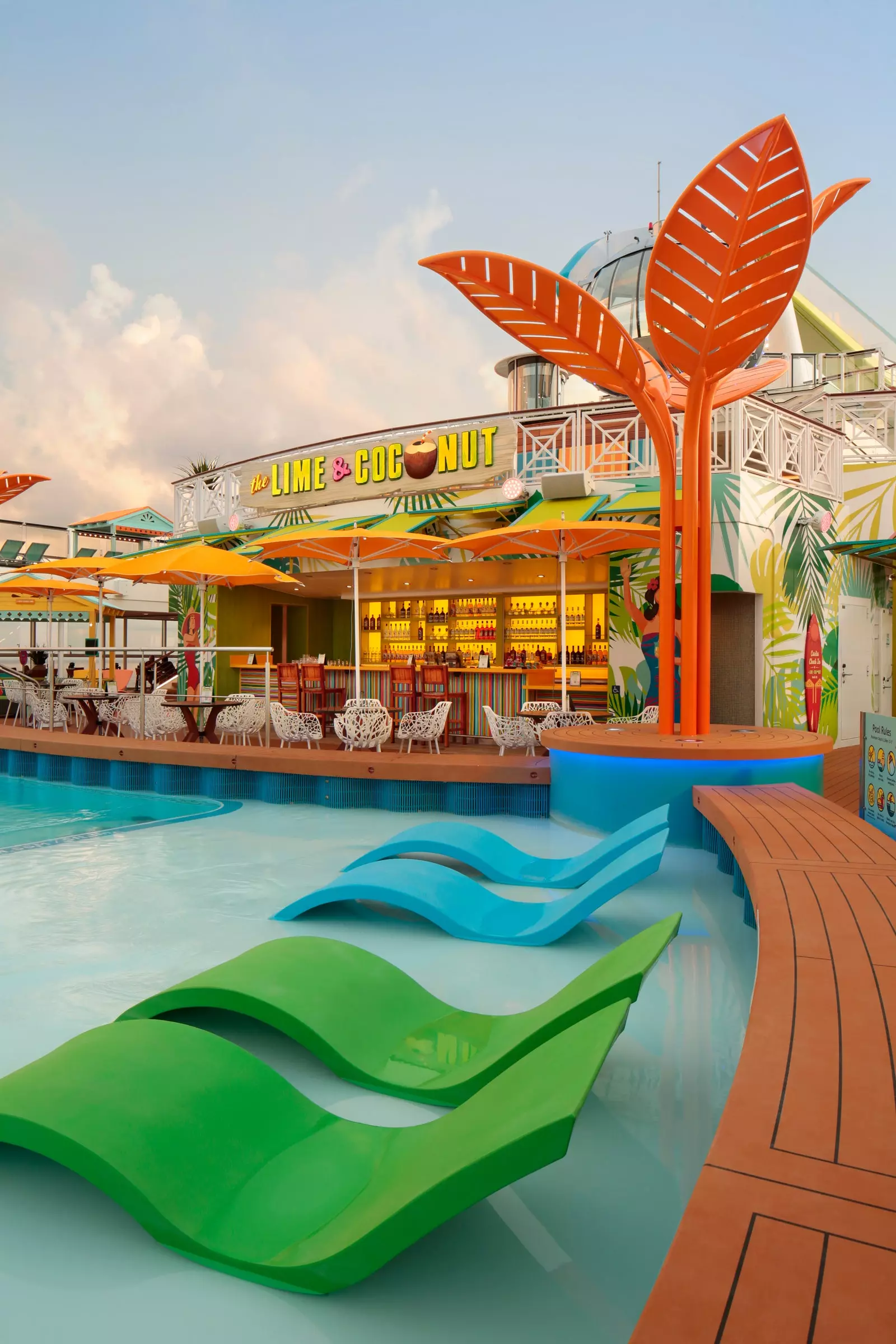 Chaises longues et décoration colorées au Lime Coconut Bar sur le bateau de croisière Royal Caribbean Odyssey of the Seas.