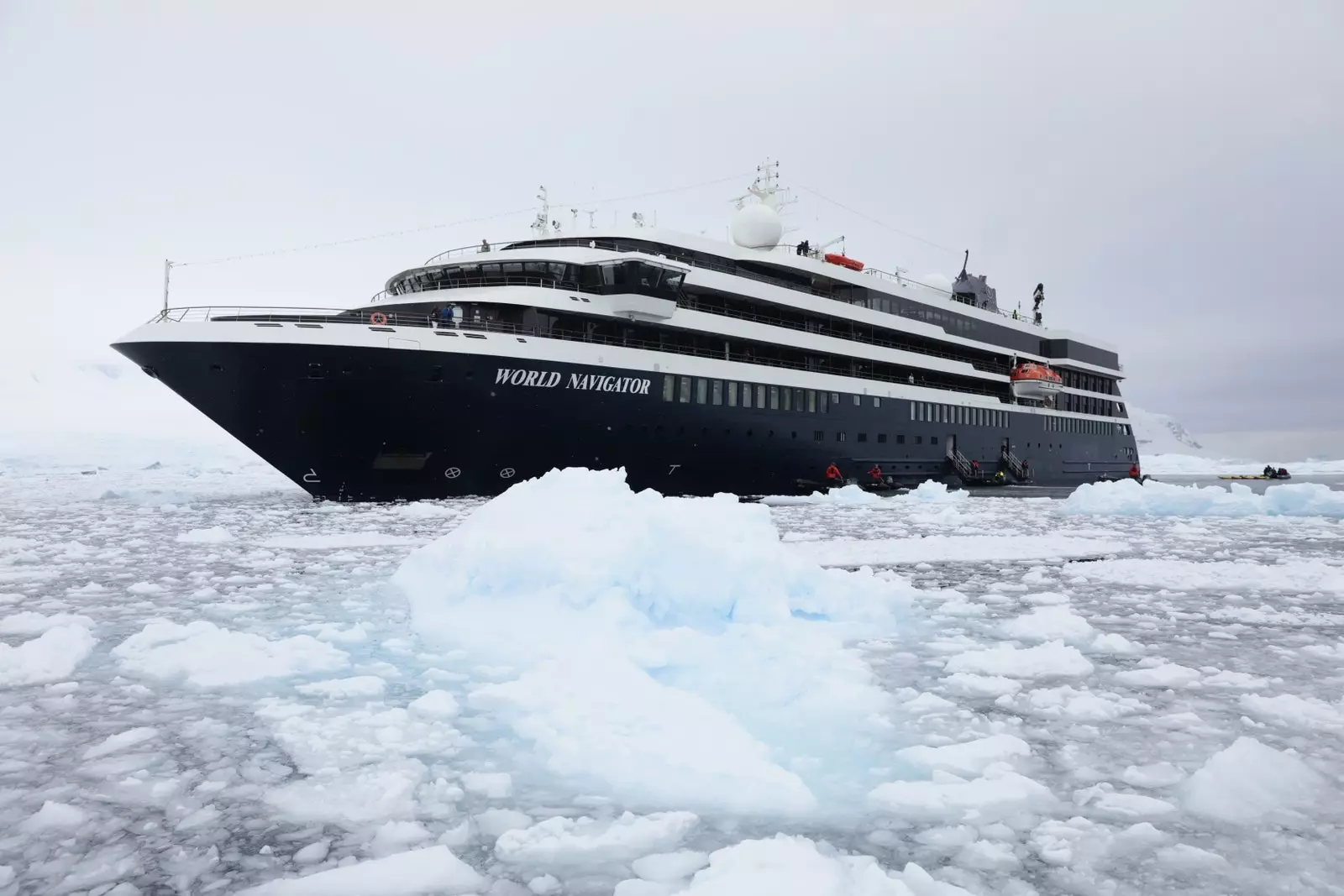 Die World Navigator, eines der Schiffe von Atlas Ocean Voyages, durchschneidet das Meereis in der Antarktis.