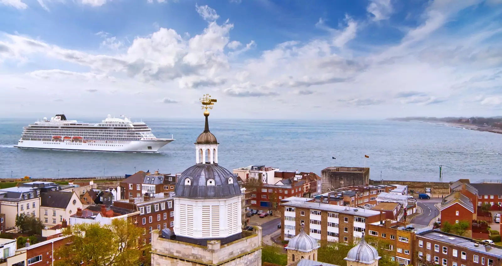 Kapal persiaran Viking Venus yang melalui Pelabuhan Portsmouth.