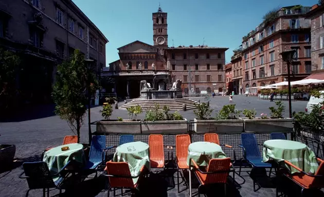 Eng eidel Cafeteria zu Trastevere desertéiert während Ferragosto ... op d'mannst mat Italiener