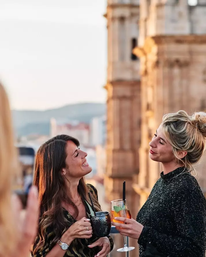 Duas mulheres tomam coquetéis no terraço do The Top Molina Lario.