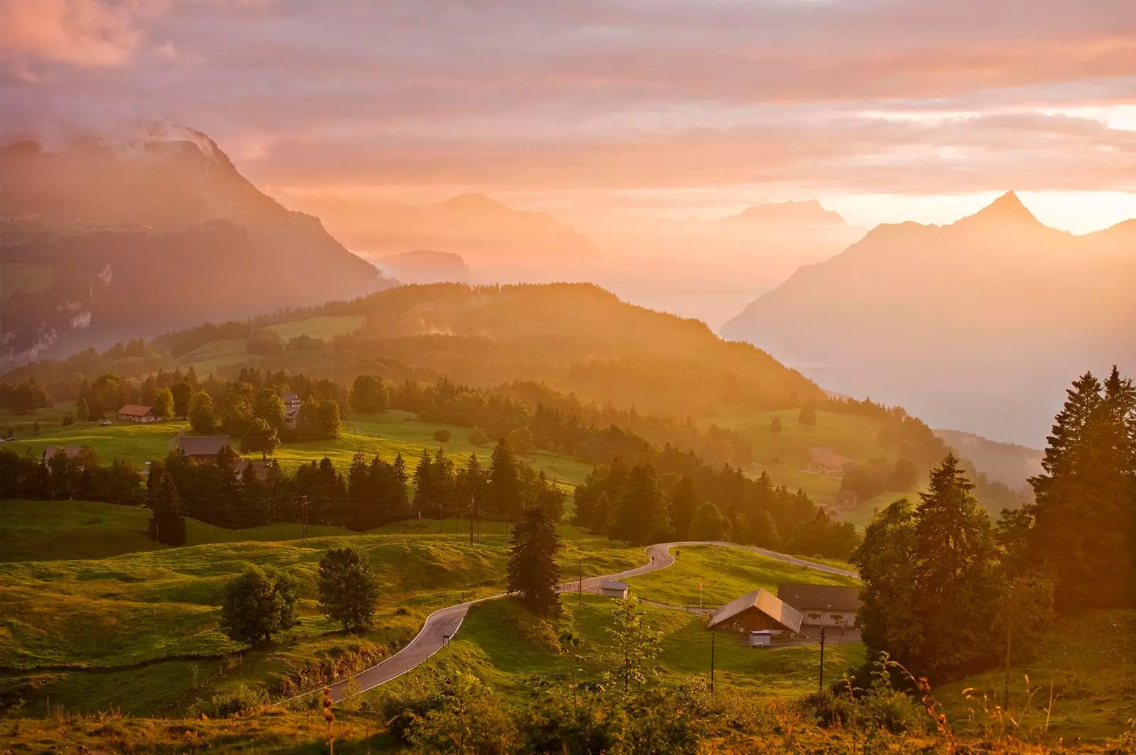 vallée suisse au coucher du soleil