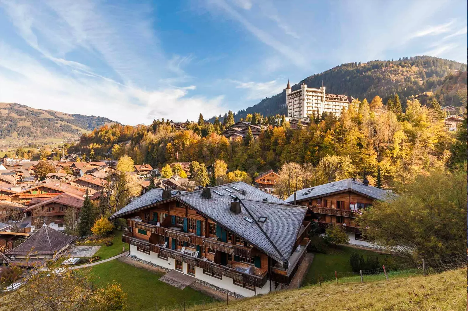 gstaad dengan istana di latar belakang