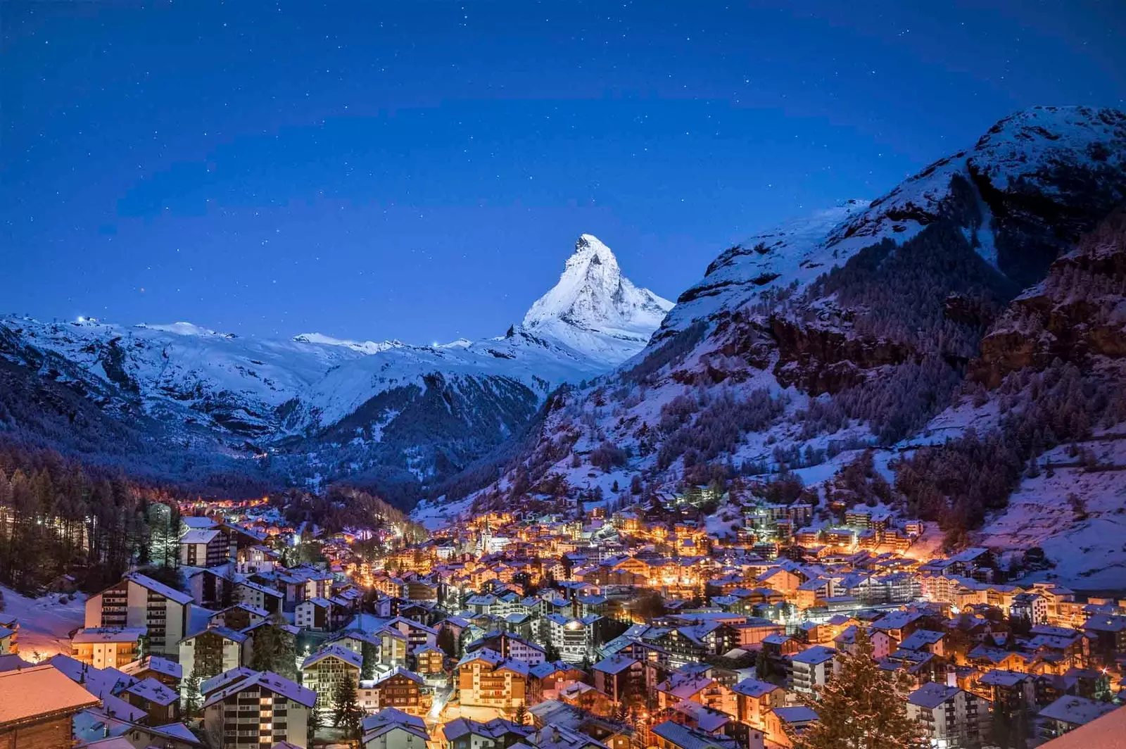 zermatt bil-lejl bil-matternhorn fl-isfond