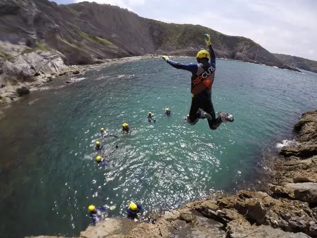 Coasteering l-isport ta’ dan is-sajf