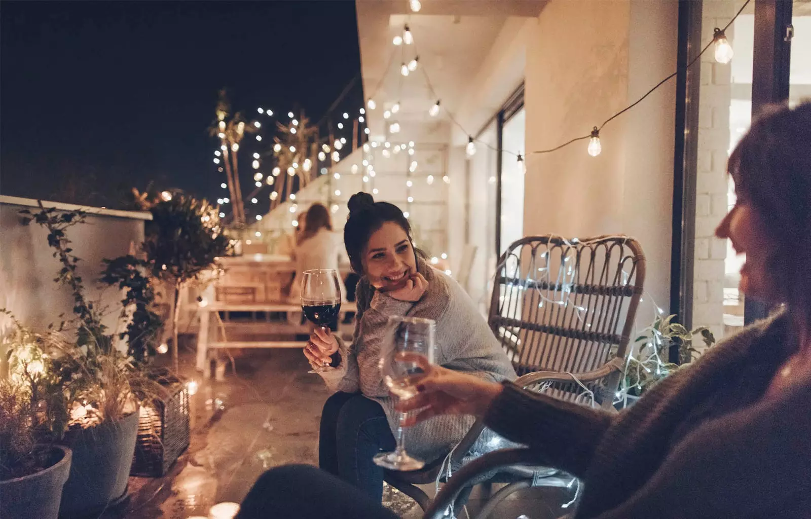 meisjes die wijn drinken op terras