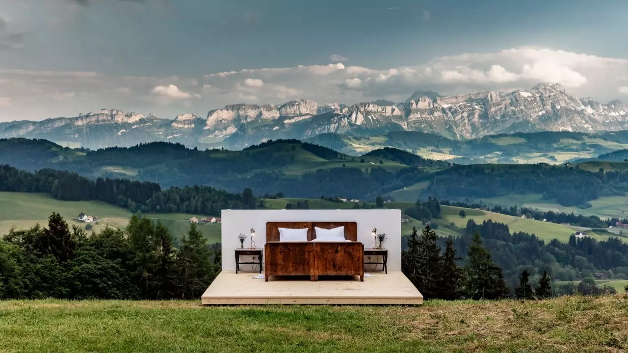 Outdoor beds: the luxury of sleeping in the middle of nature in Switzerland