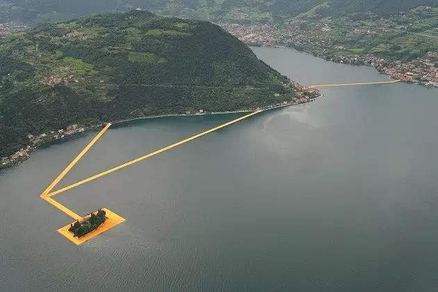 Italské jezero Iseo, kde můžete chodit po vodě