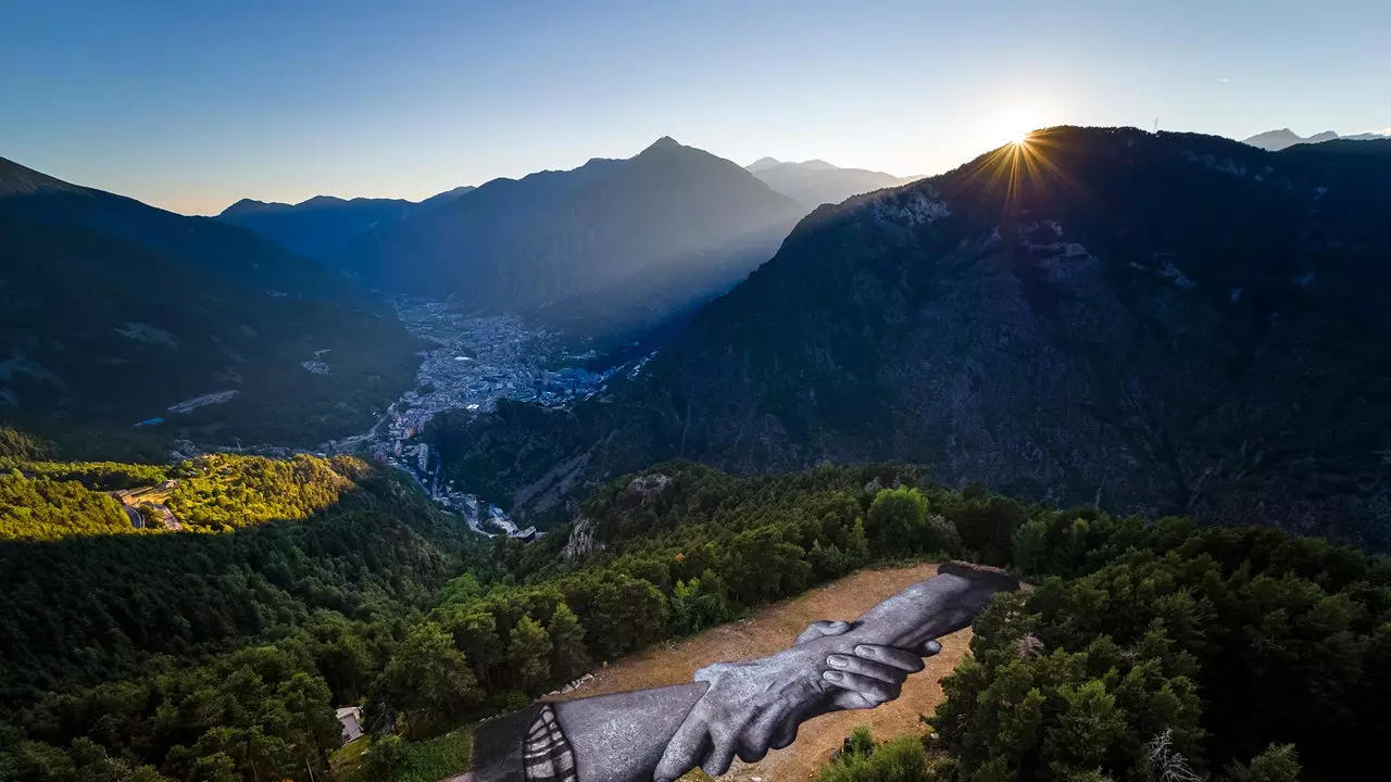 Jättiläiset kädet ilmestyvät Andorran metsiin