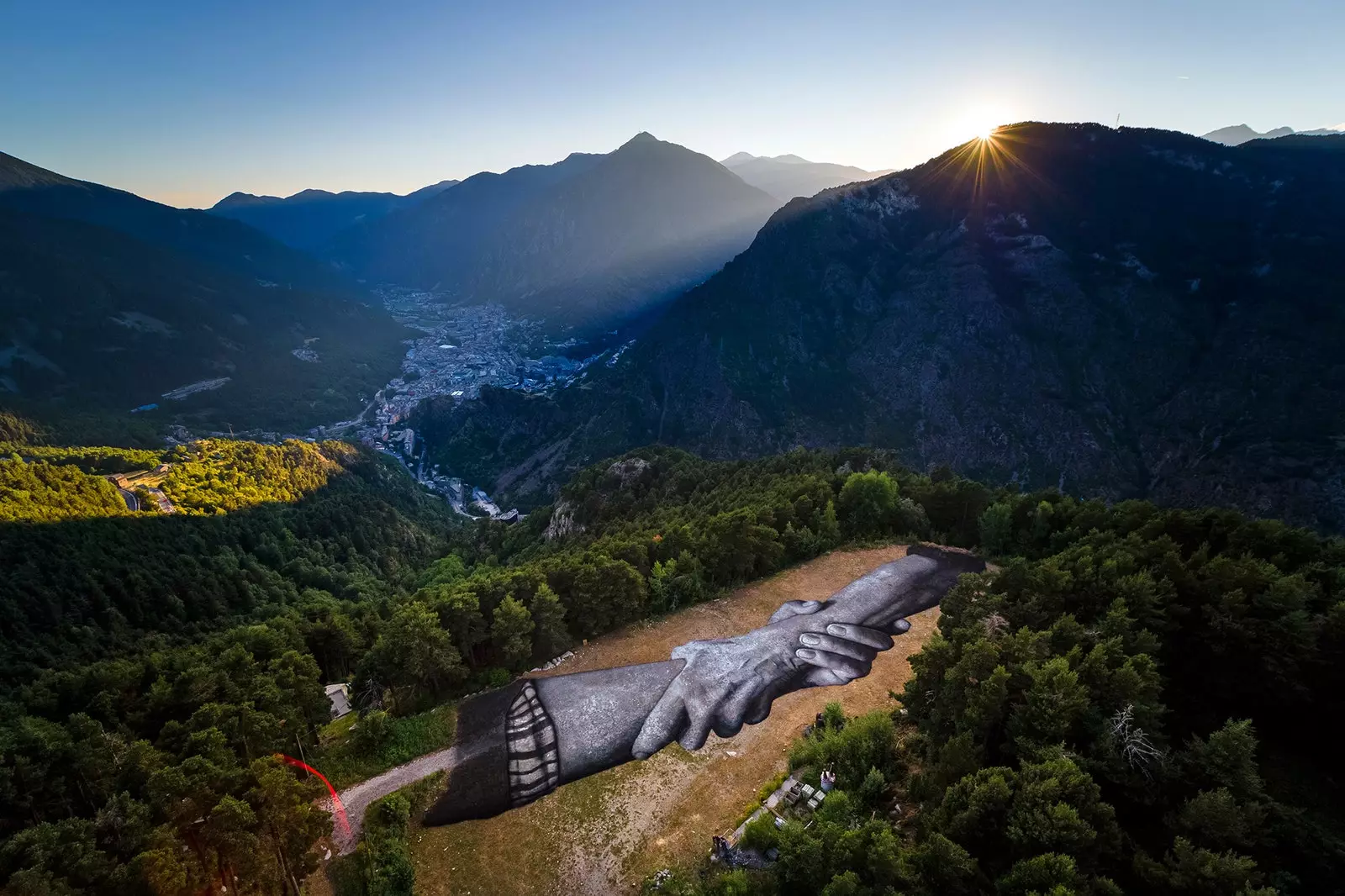 Riesige Hände erscheinen in den Wäldern von Andorra