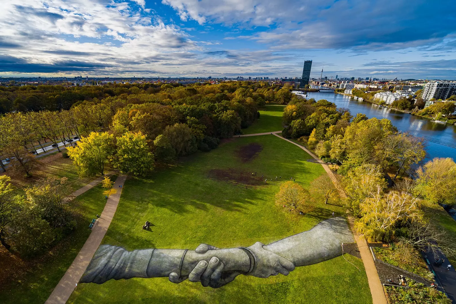 Tangan raksasa Saype di Berlin