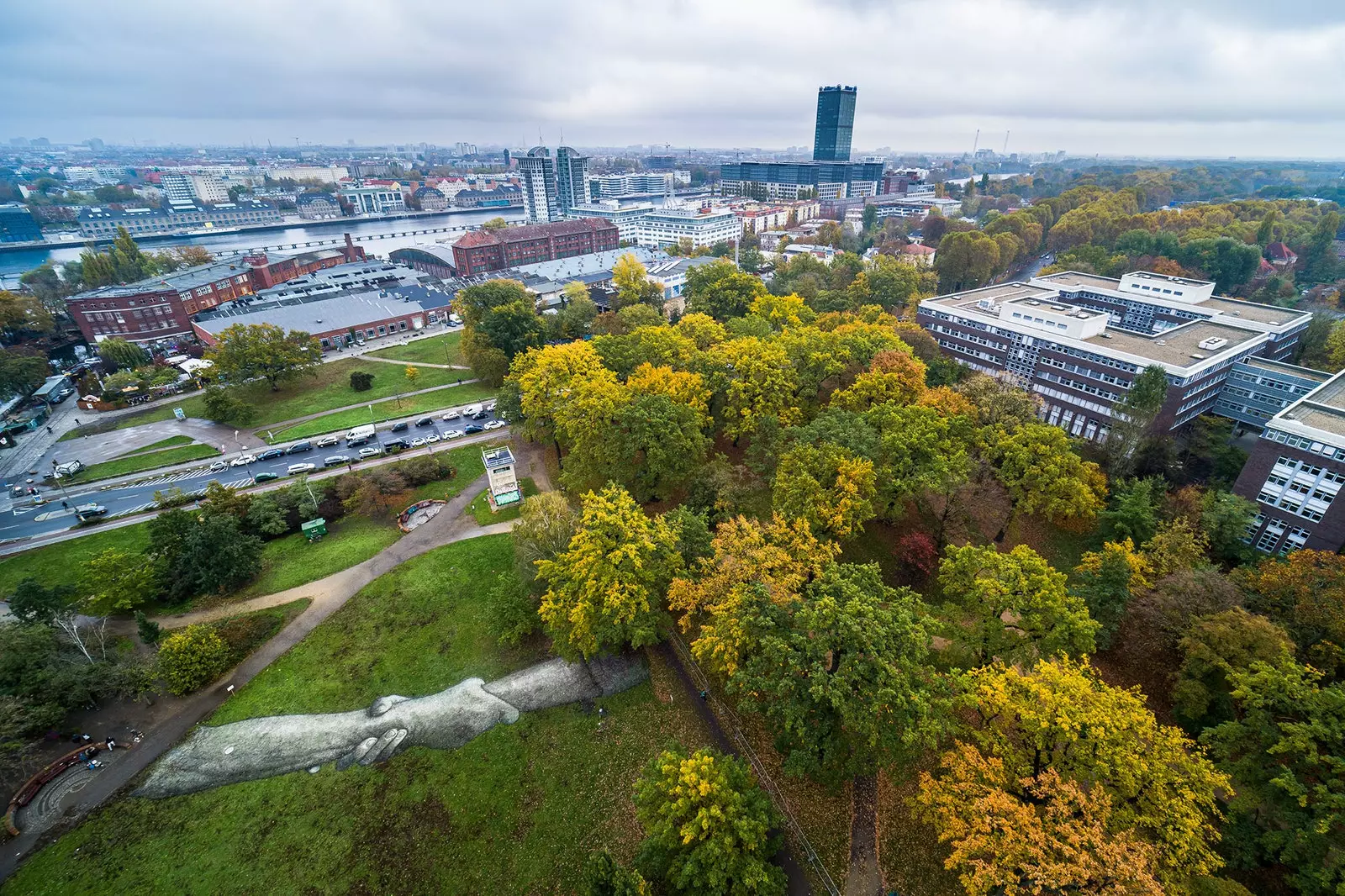 Saypejeve velikanske roke v Berlinu