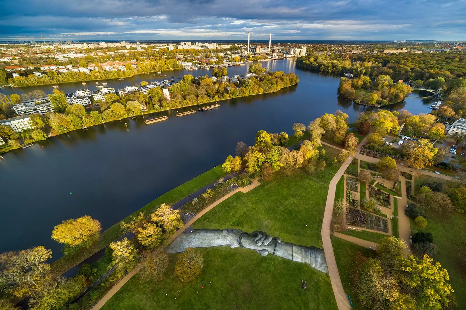 Saype's gigantische handen in Berlijn