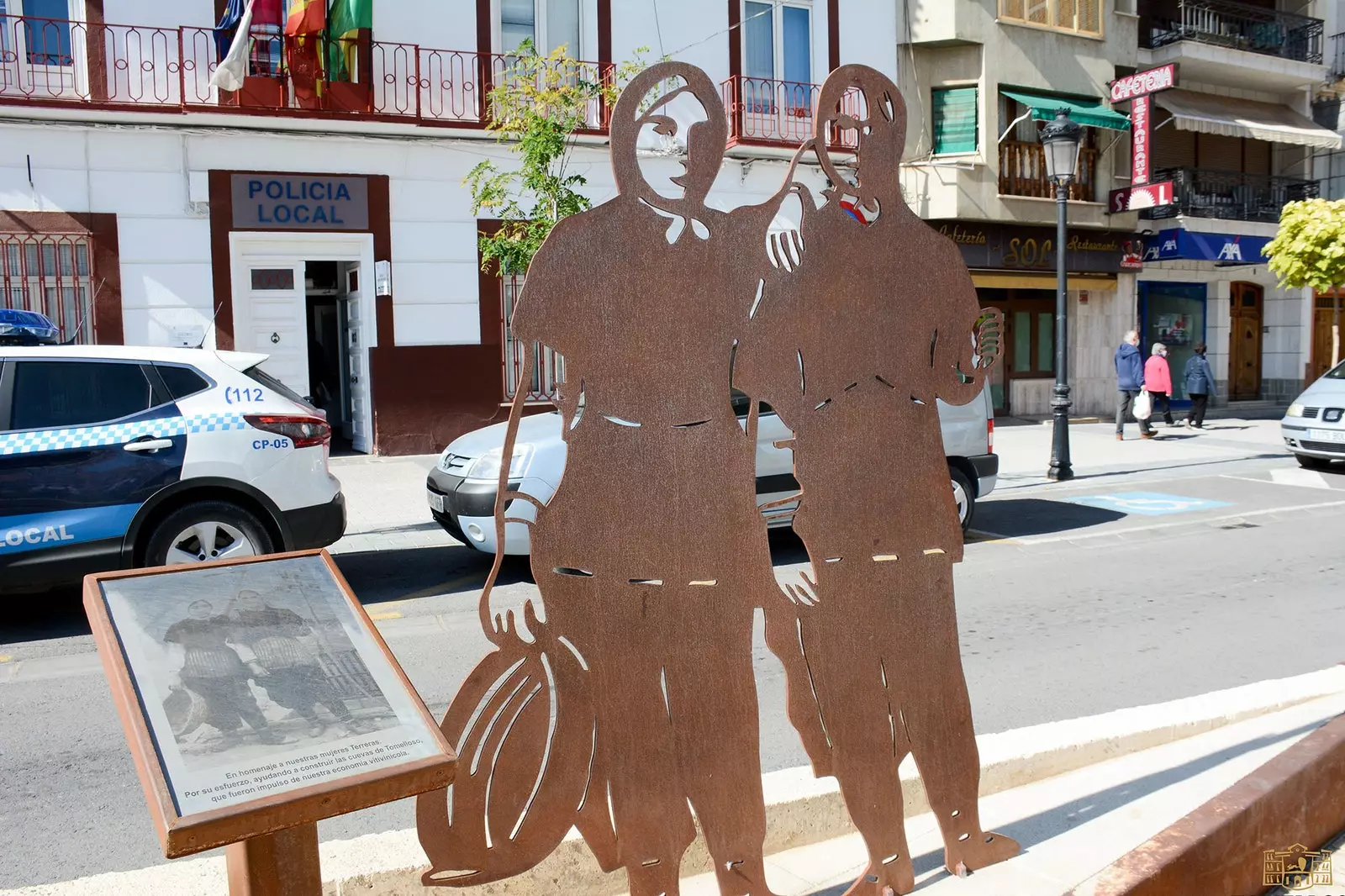 The curious history of the women of Tomelloso, pioneers in wearing long pants in Spain