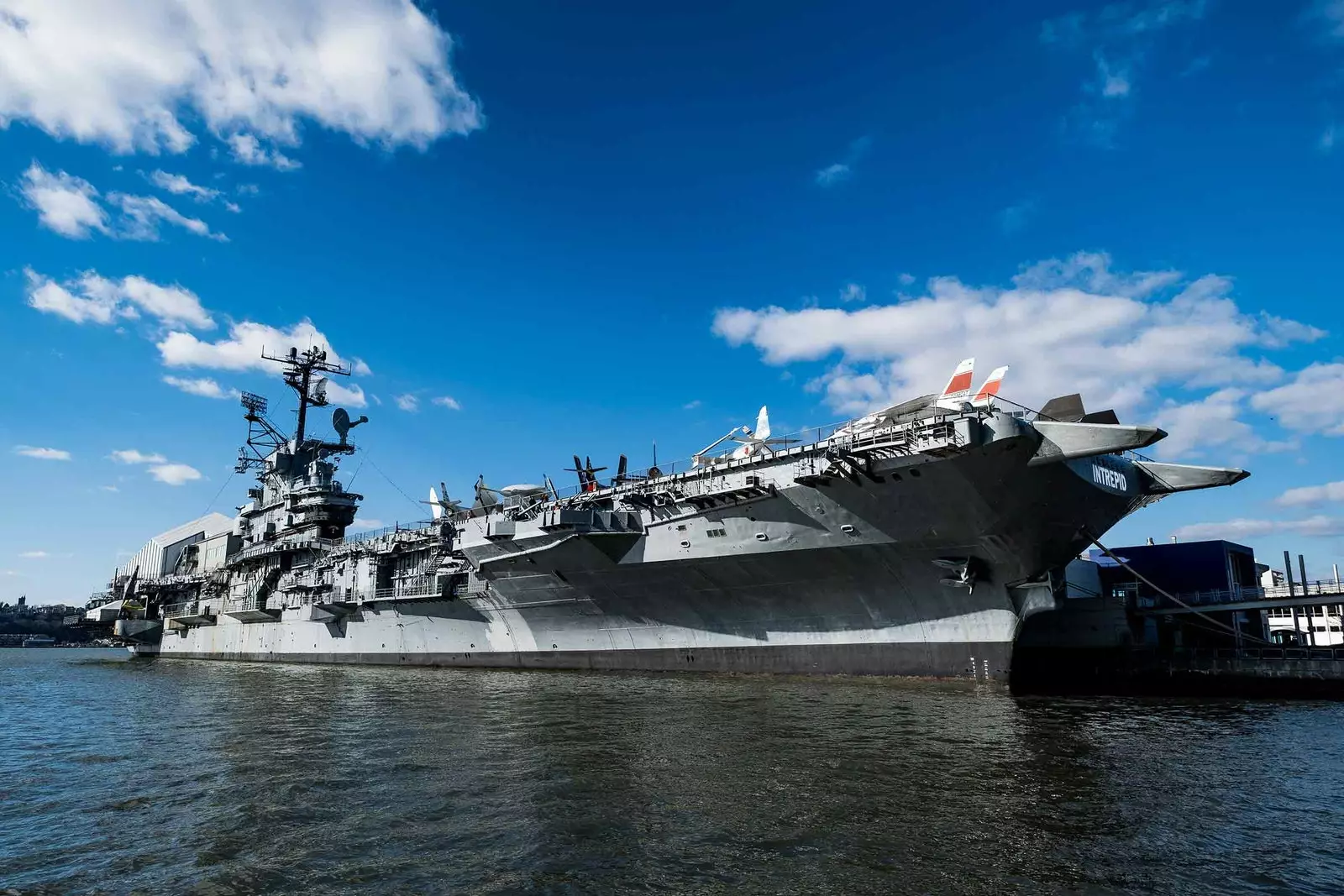 Авианосец Intrepid у пирса 86 в Нью-Йорке