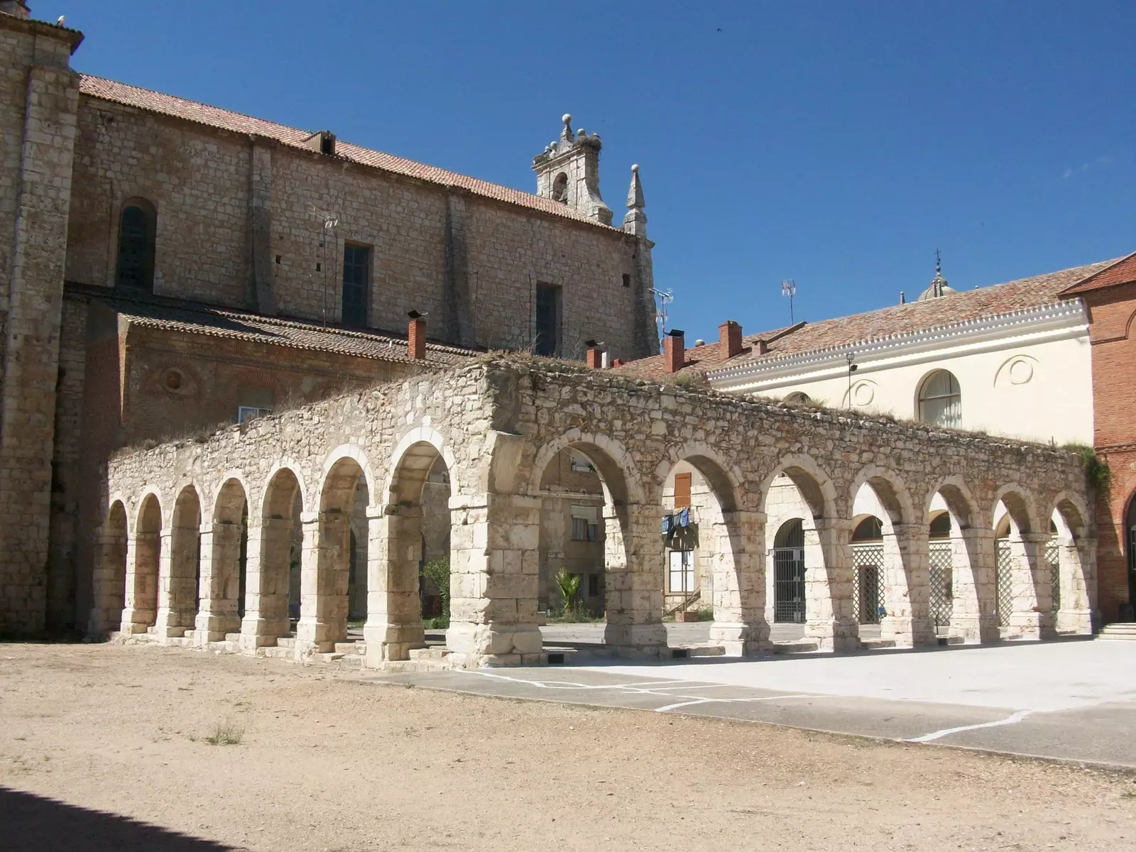 Patio de Arcos a San Agustín Dueñas Palencia kolostorban