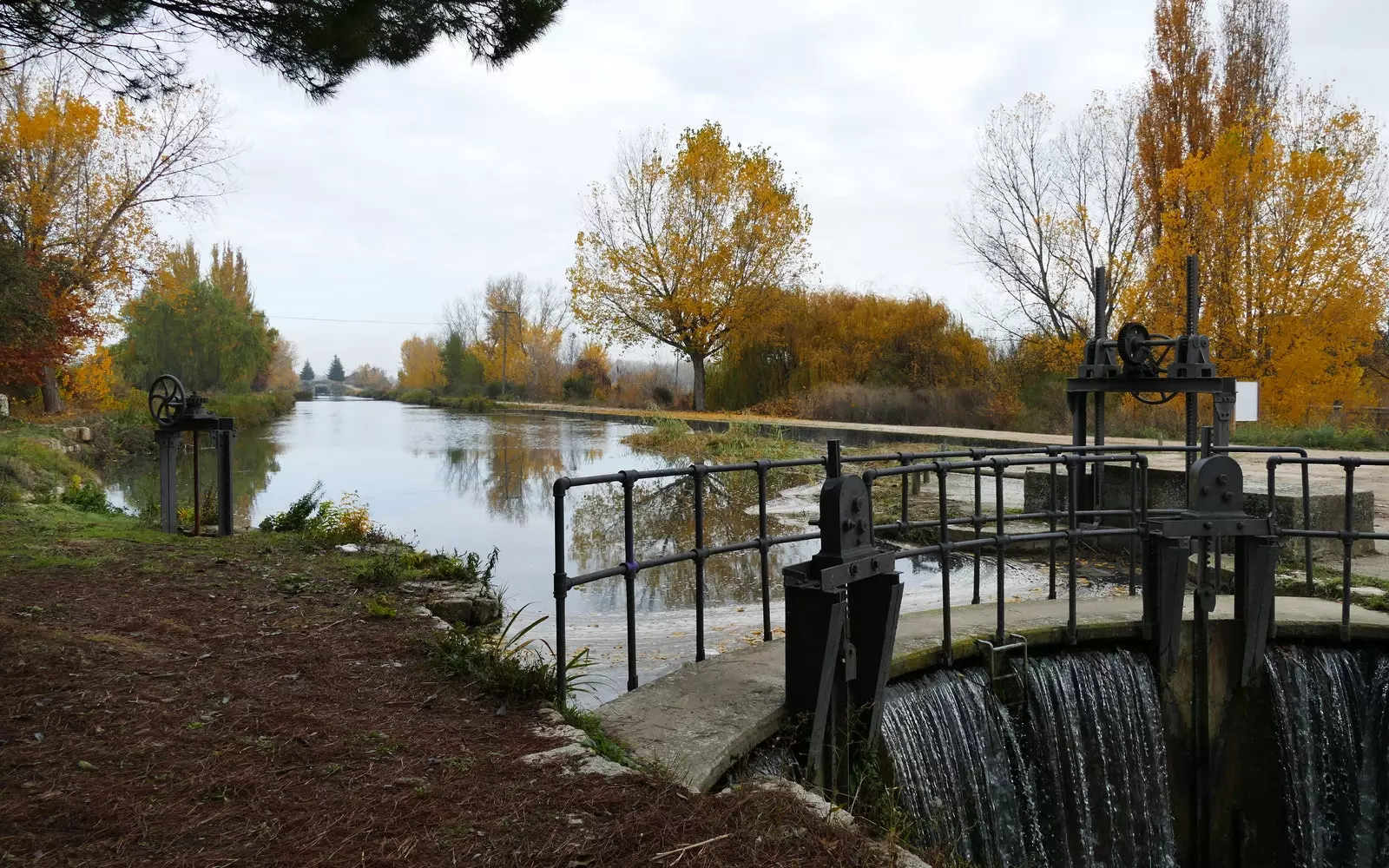 A Canal de Castilla déli ága, amint áthalad Dueñason