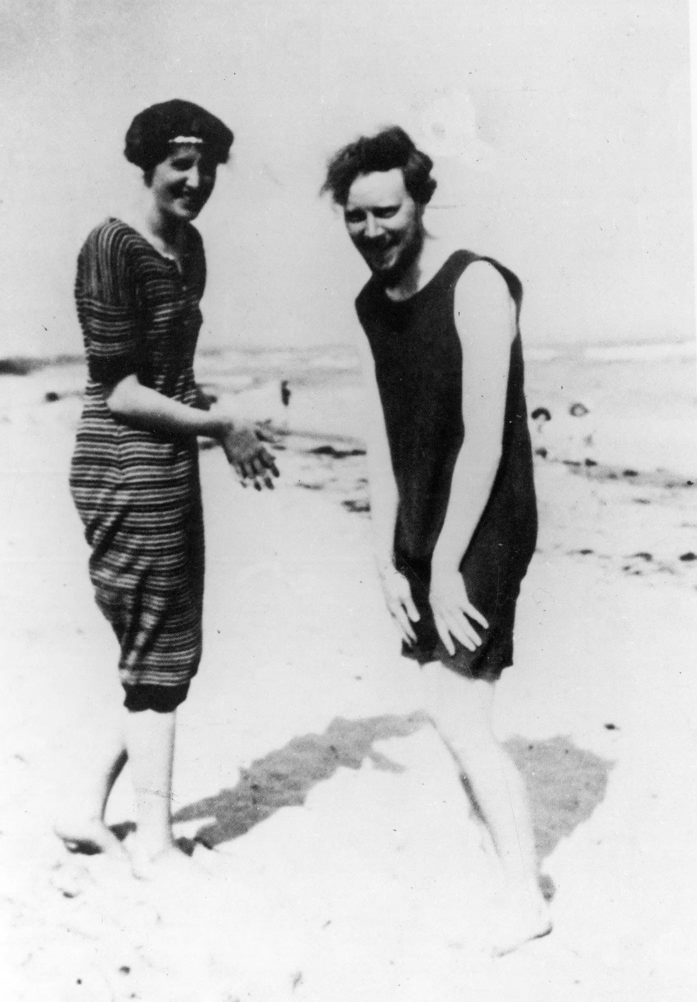 Virginia Woolf på stranden med sin svoger Clive Bell i 1910'erne