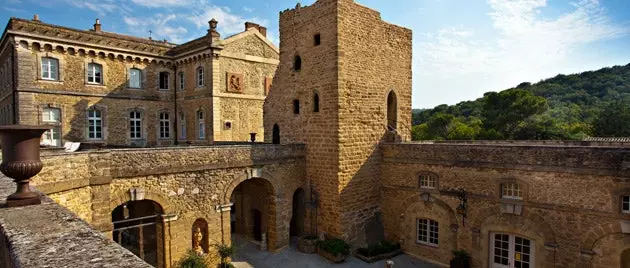 Château de Rochegude yra puikus viešbutis, kuris yra autentiška pilis