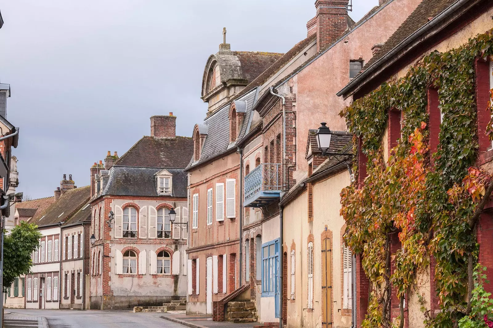 Fasadat shumëngjyrëshe të FertVidame në Parkun Natyror të Perche France