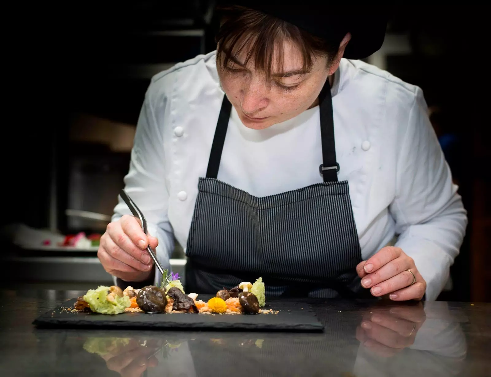 donna che cucina a Mesón del Pastor