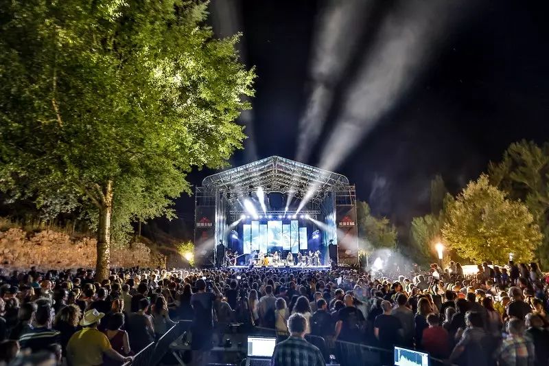 La scène du festival Enclave del Agua.