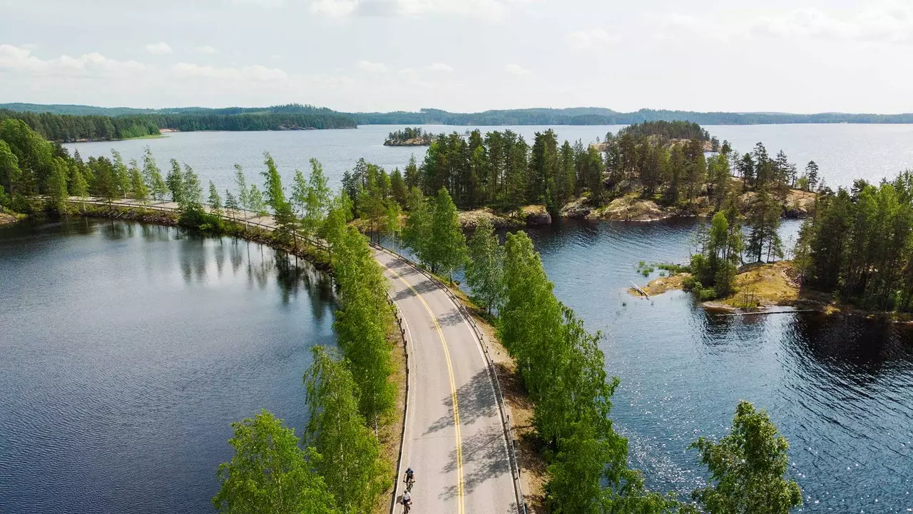 Summer Strooss Rees duerch e Labyrinth vu finnesche Séien