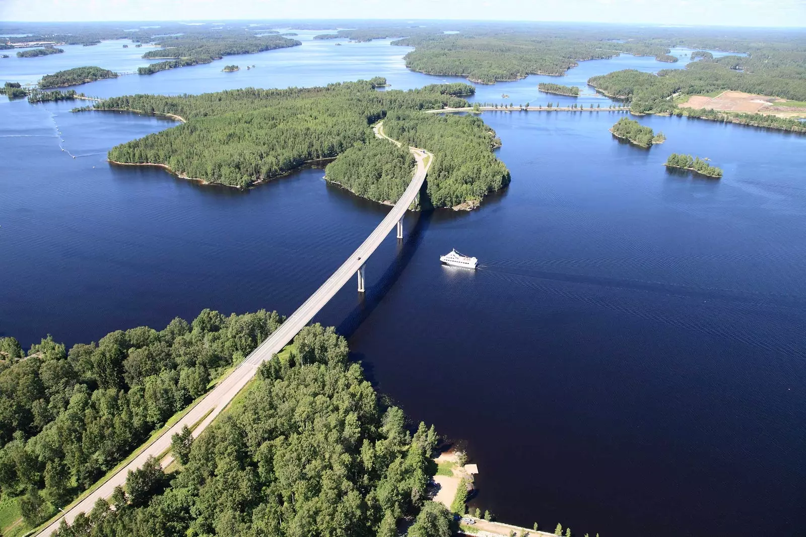 Vista aérea do Lago Saimaa em Lappeenranta Finlândia.